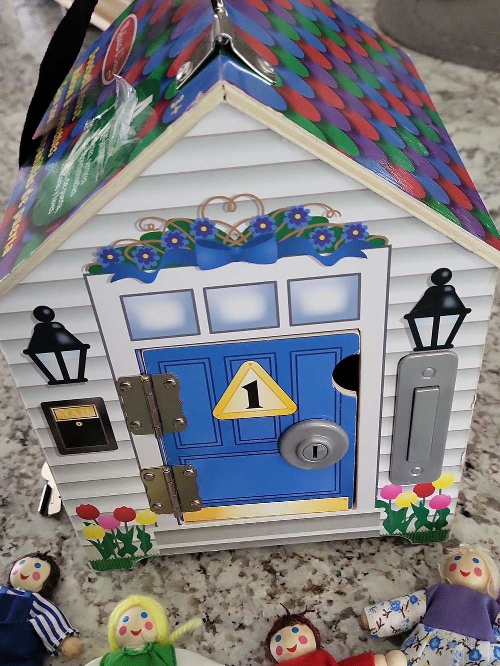 NWOT Melissa & Doug Green Doorbell House Playset with 4 Wooden Dolls & Keys - Picture 5 of 6